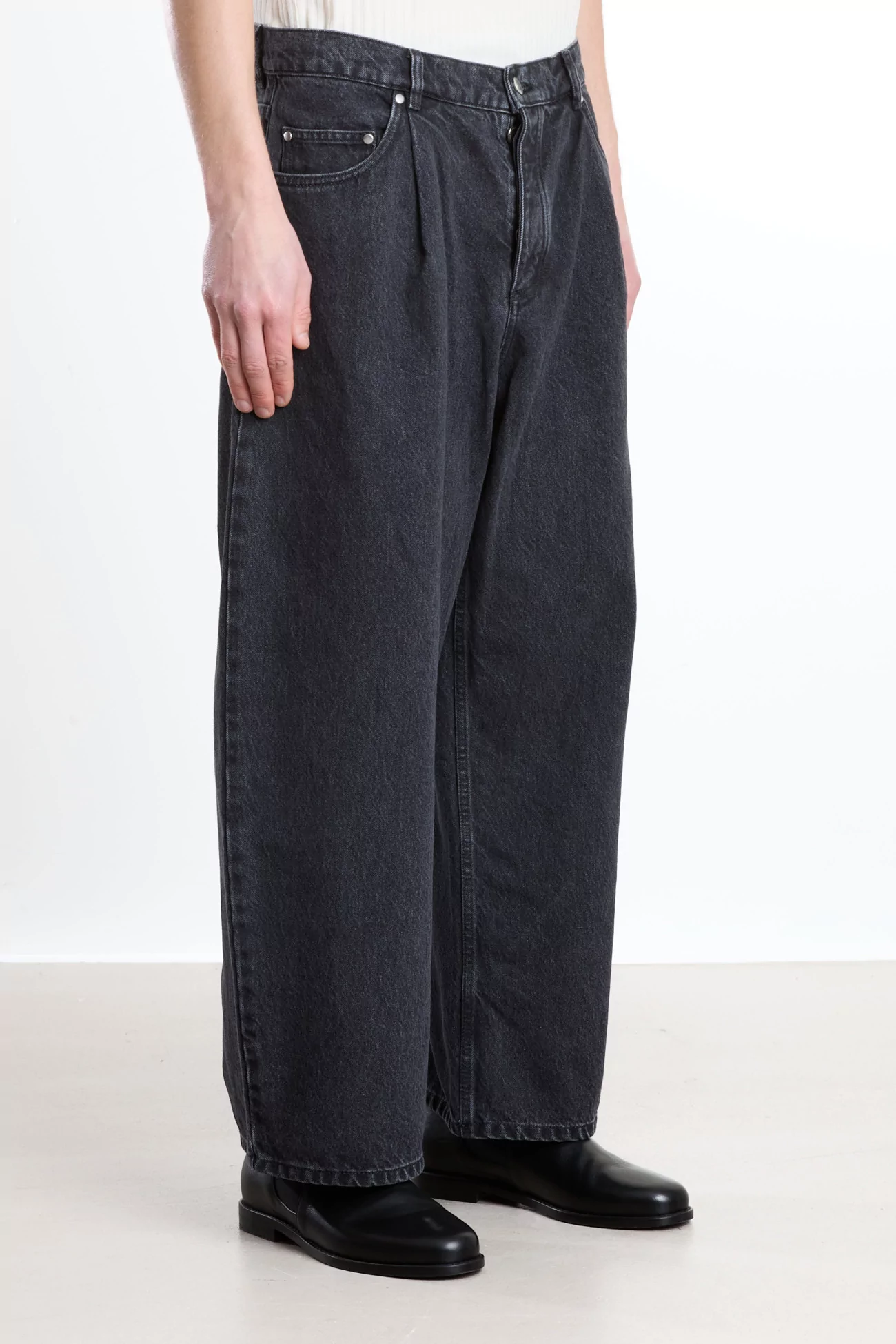 A Kind of Guise Duma Pleated Denim Jeans – Grey Denim | Centre Commercial